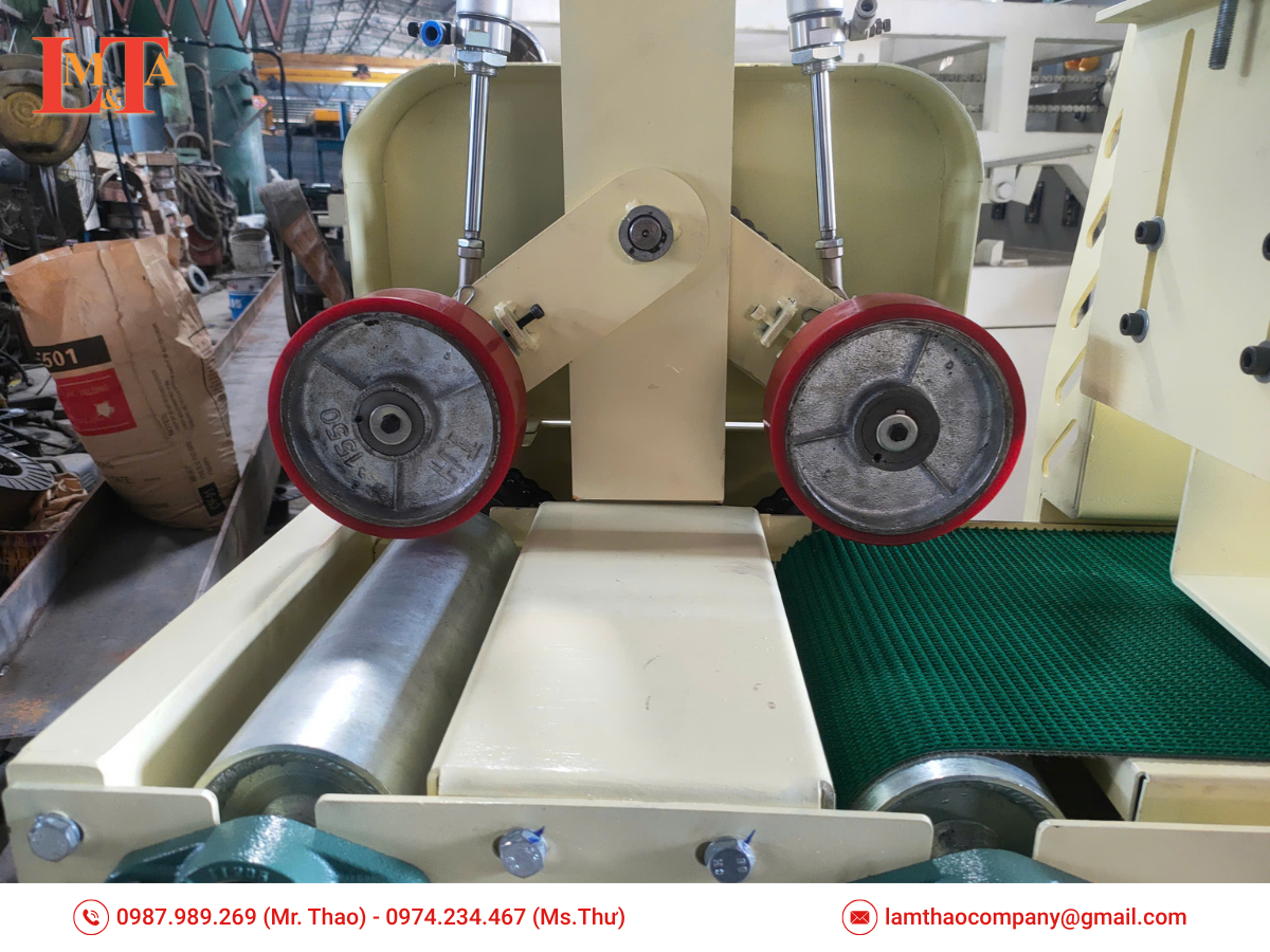 băng tải nạp phôi tự động