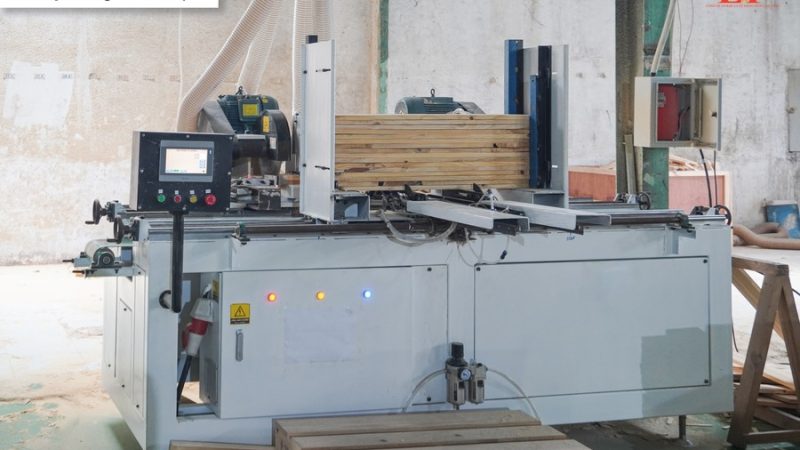 Máy cưa cắt gỗ góc 45 độ